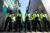 연쇄 성폭행범 박병화가 출소한 지난 10월 31일 그의 거주지 앞에 배치된 경찰 인력. 뉴스1