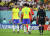 브라질 미드필더 루카스 파케타(왼쪽)가 5일 도하 974 경기장에서 열린 2022 카타르월드컵 16강전 한국과 브라질의 경기에서 손흥민의 얼굴을 놀란눈으로 쳐다보고 있다.