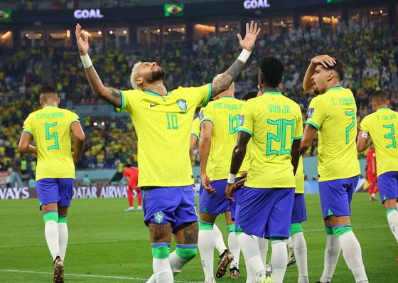 브라질의 네이마르가 한국과 16강에서 페널티킥으로 팀의 두번째 골을 넣은 뒤 기뻐하는 모습. 연합뉴스