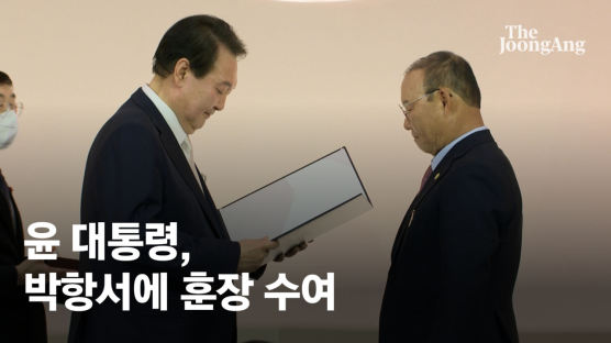 尹, 박항서에 훈장 수여…“양국간 우호‧친선 증진에 크게 기여”