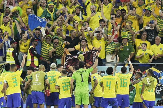 브라질 선수들이 29일(한국시간) 974 스타디움에서 열린 스위스와 경기에서 1-0으로 승리한 뒤 팬들의 환호를 받고 있다.AP=연합뉴스