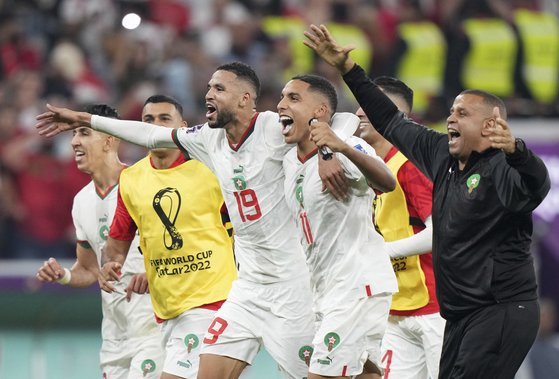 2022 카타르 월드컵 조별리그 F조 캐나다 vs 모로코전이 2일 0시(한국시간) 앗수마마 스타디움에서 열렸다. 캐나다를 2-1로 이기고 16강에 진출한 모로코 선수들이 경기를 마친 뒤 환호하고 있다.AP=연합뉴스