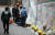 10·29 이태원 참사 이후 한 달이 지난 11월 28일 서울 용산구 이태원역 인근 참사 현장을 찾은 시민이 헌화를 하고 있다.뉴스1