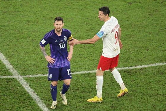 아르헨티나 리오넬 메시(왼쪽)가 반칙한 폴란드 로베르트 레반도프스키의 사과를 받아주지않고 있다.연합뉴스