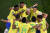 브라질 선수들이 네이마르(가운데)를 둘러싸고 춤을 추며 기뻐하고 있다. 네이마르는 페널티킥으로 대회 첫 골을 터트렸다. [AFP=연합뉴스]