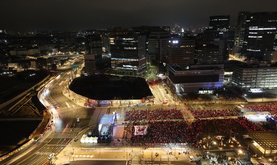 2022 카타르 월드컵 16강전 대한민국과 브라질의 경기가 열리는 6일 오전 서울 광화문광장에서 붉은악마와 시민들이 거리응원을 하고 있다.연합뉴스