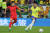 이강인(왼쪽)이 6일 카타르월드컵 브라질과 16강전에서 다니 알베스와 볼을 다투고 있다. 뉴스1