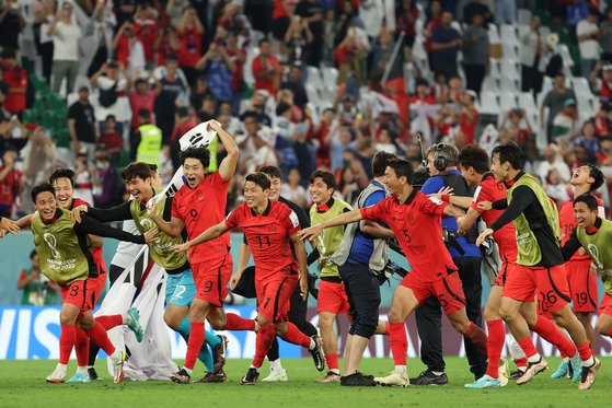 2일(현지시간) 카타르 알라이얀 에듀케이션 시티 스타디움에서 열린 2022 카타르 월드컵 H조 최종 3차전 대한민국과 포르투갈의 경기, 2대 1로 승리하며 16강 진출을 확정지은 대한민국 선수들이 기뻐하고 있다.뉴시스