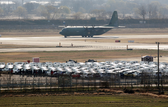 [사진] 군 공항에까지 쌓인 신차들