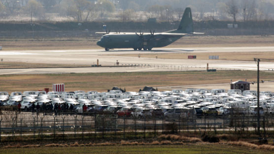 [사진] 군 공항에까지 쌓인 신차들