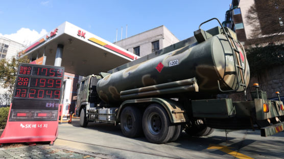 [사진] 군 유조차 투입, 주유소에 기름 공급