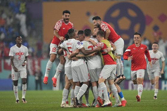세르비아를 3-2로 이긴 스위스 선수들이 경기를 마친뒤 함께 모여 자축하고 있다.AP=연합뉴스