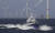 지난 5월 알렉산더르 더크로 벨기에 총리가 탄 선박이 벨기에 앞바다 북해 인근에 설치된 풍력발전 단지를 살펴보고 있다. EPA=연합뉴스