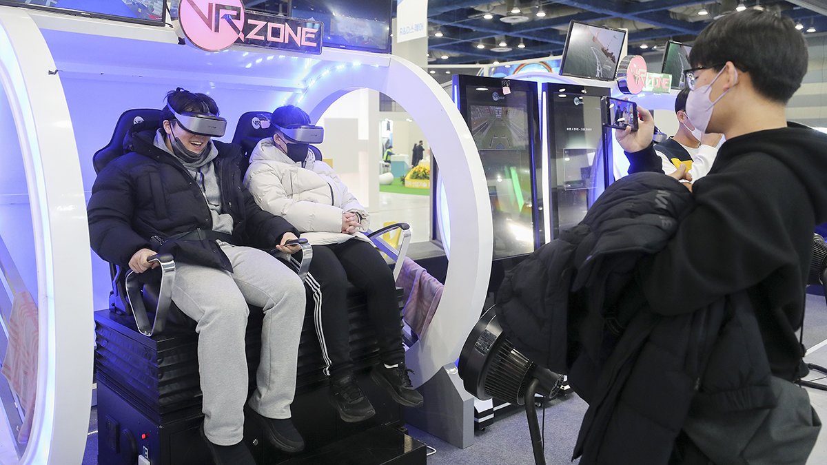 VR 존에서 게임을 체험하고 참가자들. 뉴스1