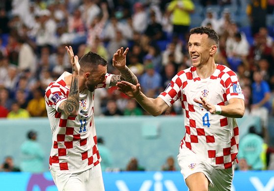 6일(한국시간) 일본과 크로아티아가 격돌한 2022 카타르월드컵 16강에서 크로아티아 페리시치가 동점골을 터트린 후 기뻐하고 있다. 이 골이 크로아티아를 연장승부로 가져갔다. 로이터=연합뉴스 