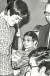 지난 1972년 무협 영화 당산대형의 흥행 성공 축하 연회에 참석한 이소룡(왼쪽)과 영화사 골든하베스트 설립자 레이먼드 초우(鄒文懷·추문회, 오른쪽) 사이에 안경을 쓴 30대 시절의 니쾅이 보인다. [우구이룽 페이스북 캡처]