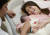 일본 연호가 헤이세이(平成)에서 레이와(令和)로 바뀐 2019년 5월 1일, 사이타마의 한 병원에서 부부가 이날 출산한 아기를 보며 웃고 있다. AFP=연합뉴스