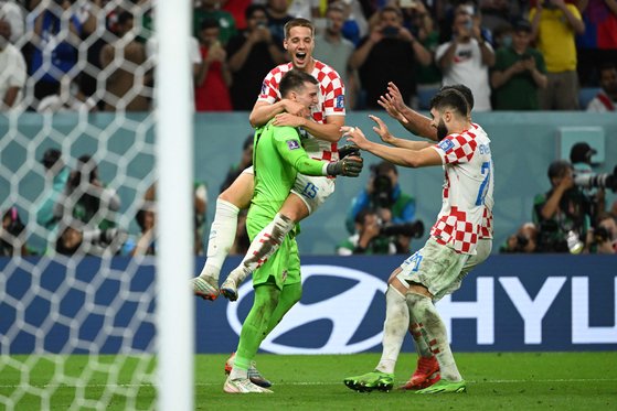 일본과 크로아티아가 6일(한국시간) 알자눕 스타디움에서 16강전을 치렀다. 승부차기에서 세번의 일본 킥을 막아낸 크로아티아 골키퍼 리바코비치가 동료들과 기뻐하고 있다.AㄹP=연합뉴스