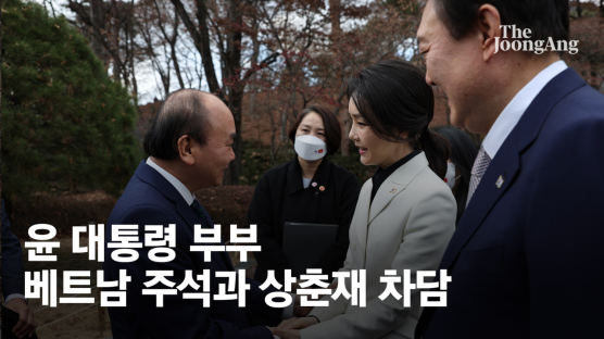 "김건희, 슬리퍼에 다리 꼬고 외교" 민주당원 비판 알고보니