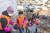 ‘중앙그룹-KT&G 연탄나눔’이 8일 오전 서울 중계동 백사마을에서 열렸다. 이날 봉사활동에서 중앙그룹과 KT&G 및 위스타트 임직원 등 120여 명이 참여해 연탄 6000장을 직접 전달했다. 전민규 기자
