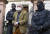 복면을 한 경찰관들이 7일 독일 프랑크푸르트에서 국가 전복 계획을 세운 하인리히 13세 왕자라고 주장하는 남성을 체포하고 있다. AP=연합뉴스