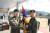 강호필 중장(오른쪽)이 7일 전동진 지상작전사령관으로부터 부대기를 받고 임무를 시작하는 모습. 연합뉴스