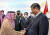 시진핑(오른쪽) 중국 국가주석이 7일(현지시간) 사우디아라비아 리야드공항에 도착해 사우디 측의 환대를 받고 있다. AFP=연합뉴스