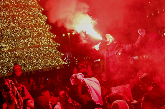 모로코 축구팬들의 스페인 수도 마드리드에서 카타르월드컵 8강행을 자축하고 있다. 로이터=연합뉴스