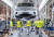 지난 5월 독일 북부 엠덴의 폴크스바겐 공장의 전기차 생산라인에서 노동자들이 차량을 조립하고 있다. AFP=연합뉴스