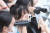 지난 6월 18일 오후 서울 송파구 잠실 종합운동장에서 열린 ‘제 28회 드림콘서트’에서 관중이 망원경과 카메라를 들고 있다. K팝 팬 콘텐트 창작자, 팬들 사이에서 유명한 네임드 팬 대다수도 여성이다. 뉴시스