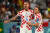 크로아티아 대표팀의 간판 모드리치(오른쪽)와 수비수 로브렌은 과거 전쟁의 아픔을 겪었지만, 불우한 어린시절을 이겨내고 월드컵 8강을 합작하는 영웅으로 우뚝 섰다. [AFP=연합뉴스]