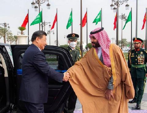 사우디 간 시진핑, 39조원대 구매 계약…‘페트로 위안’ 시대 개척