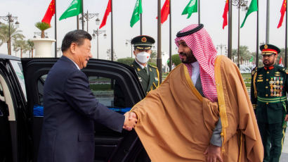 사우디 간 시진핑, 39조원대 구매 계약…‘페트로 위안’ 시대 개척