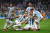 5번 키커 라우타로 마르티네스(22번)가 승리를 확정 짓자 아르헨티나 선수들이 몰려들어 환호하고 있다. 로이터=연합뉴스