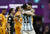 아르헨티나의 승리 직후 디 마리아와 포옹하며 격려하는 리오넬 메시. 로이터=연합뉴스