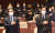 더불어민주당 이재명 대표와 의원들이 11일 오전 서울 여의도 국회에서 열린 의원총회에서 국기에 대한 경례를 하고 있다. 연합뉴스