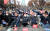 민주노총 공공운수노조 관계자들이 10일 오후 서울 영등포구 여의도에서 결의대회를 갖고 안전운임제 일몰제 3년 연장안에 대한 국회의 조속한 처리를 촉구하고 있다. 뉴스1