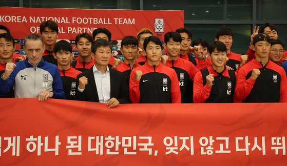 12년 만의 월드컵 16강 진출을 이룬 한국 축구대표팀 선수들이 7일 오후 인천국제공항을 통해 귀국, 기념촬영하고 있다.연합뉴스