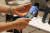 국내 이동통신 3사가 삼성전자의 신제품 폴더블폰 '갤럭시Z 폴드4'와 '갤럭시Z 플립4'의 사전예약을 시작한 지난 8월 서울 종로구 SK텔레콤 매장에서 고객이 제품을 살펴보고 있다. 연합뉴스
