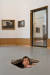  마우리치오 카텔란, 〈무제〉, 2001 왁스, 안료, 머리카락, 천, 유리섬유, 150 x 60 x 40 cm 네덜란드 로테르담 보이만스 반 뵈닝겐 미술관 전시 전경 사진: 제노 조티마우리치오 카텔란 아카이브 제공