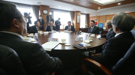 尹대통령, 靑상춘재서 경제단체장들과 비공개 만찬…경제현안 논의