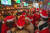 지난 10일(현지시각) 산타 복장으로 술을 마시는 연례행사인 '산타콘' 참가자들이 골목 펍에서 술을 마시고 있는 모습. 로이터=연합뉴스