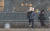 13일 오후 서울역광장에서 박스를 머리에 쓴 한 시민이 눈을 맞으며 걷고 있다. 연합뉴스