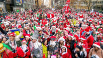트리플데믹 우려에도…뉴욕 '술꾼 산타' 수천명 거리 모였다