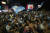 부에노스아이레스 도심 오벨리스크에서 기쁨을 나누는 아르헨티나 축구팬들. AP=연합뉴스