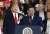2018년 11월 3일 플로리다주 펜사콜라에서 열린 집회에서 론 디샌티스 당시 주지사 후보가 도널드 트럼프 당시 대통령 앞에서 연설을 하고 있다. AP=연합뉴스