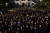 결혼존중법 발효를 축하하기 위해 13일 백악관 사우스론에서 시민 수백명이 모였다. AP=연합뉴스