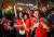 모로코 팬들이 지난 11일 카타르 도하에서 월드컵 4강 진출을 축하하고 있다. AFP=연합뉴스