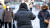  강력한 한파가 찾아온 14일 오전 서울 종로구 광화문네거리에서 직장인이 추운날씨에 양손으로 귀를 덮고 출근하고 있다. 뉴시스