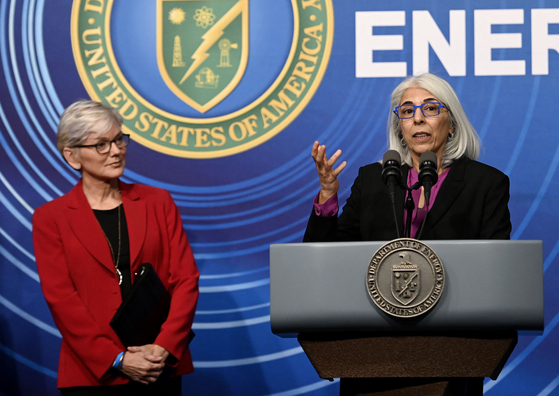 13일(현지시간) 미국 워싱턴에 위치한 미 에너지부 청사에서 아라티 프라바카 백악관 과학기술정책실장(오른쪽)이 핵융합 연구성과와 관련한 발표를 하고 있다. AFP=연합뉴스